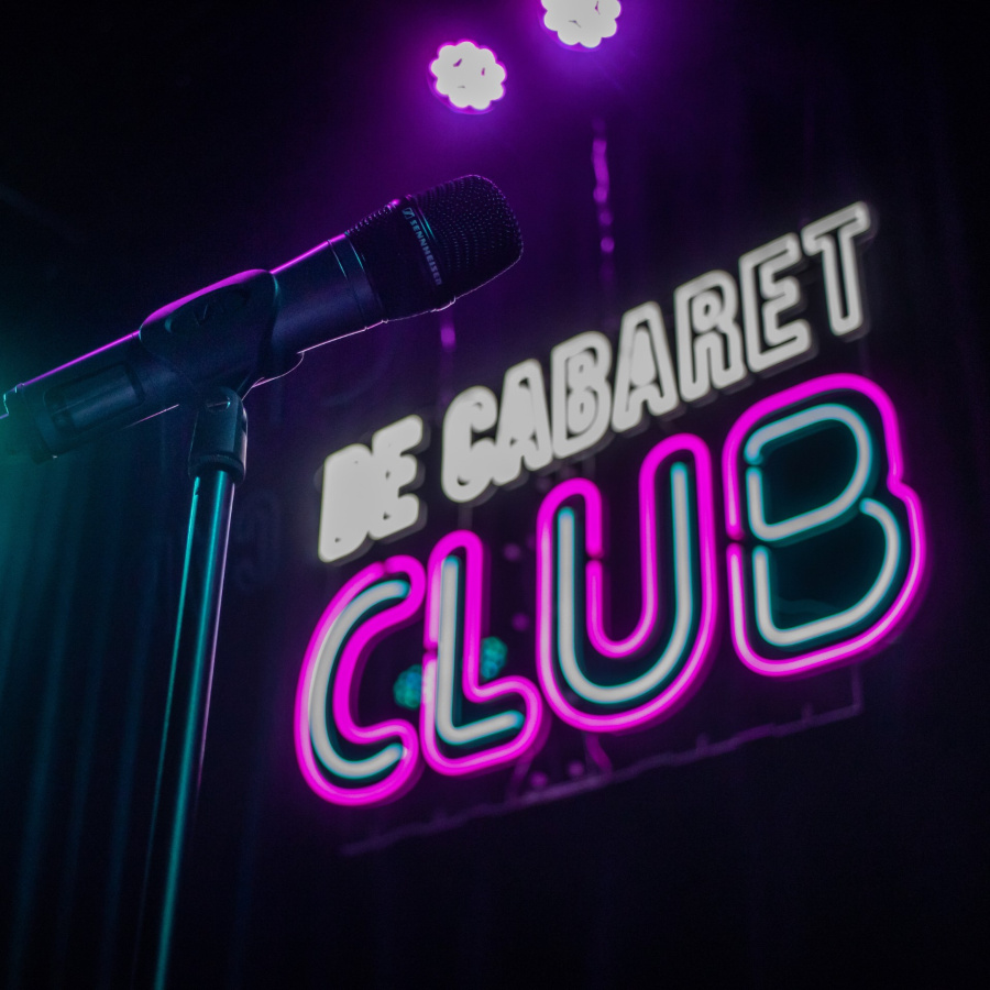 De Cabaret Club met Stephen Bell, Wina Ricardo, Bob Koomen en MC Marco Lopes